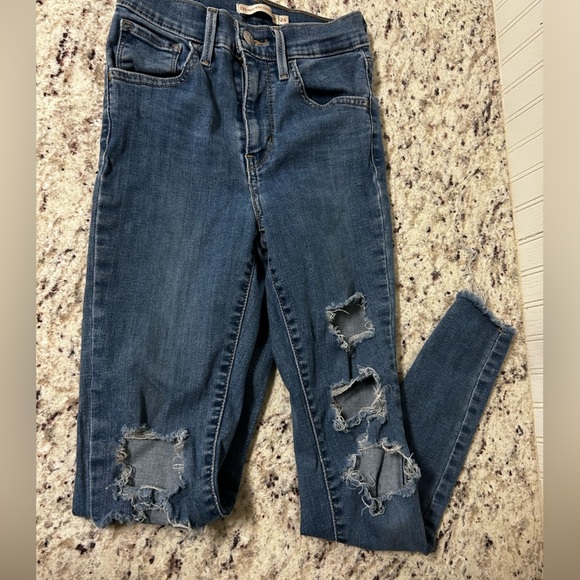 Distressed Levi’s denim jeans - Picture 1 of 13